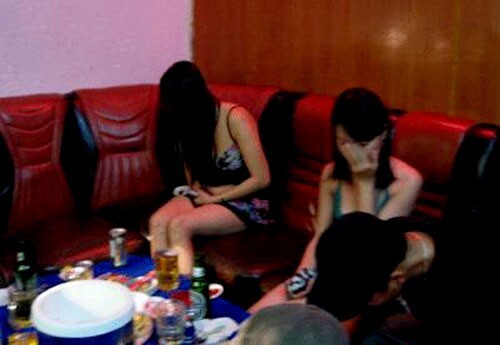 Giải cứu thiếu nữ bị lừa bán, phát lộ bí mật trong các quán cà phê võng