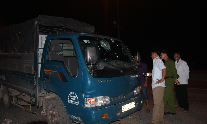 Truy tìm nhóm côn đồ chặn đầu, tưới xăng dọa đốt xe tải