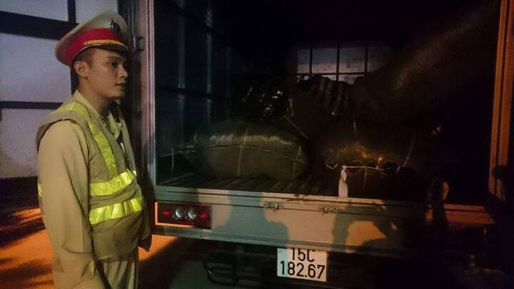 Hà Nội: Giả xe thư báo vận chuyển hàng không rõ nguồn gốc