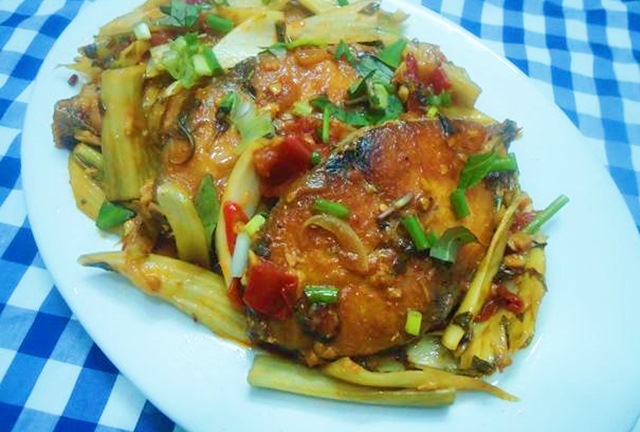 B?a t?i ngon l�nh v?i c� thu s?t d?a, canh n?m n?u chua