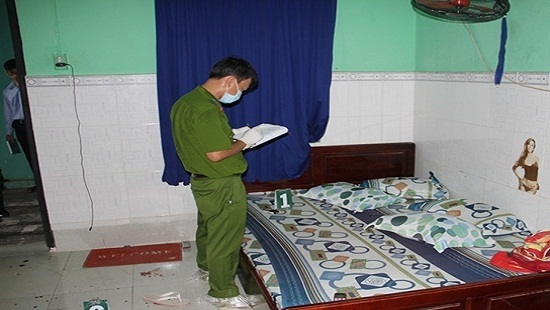 M�u thu?n ch? ?? xe, m?t thanh ni�n b? ?�m ch?t t?i nh� ngh?