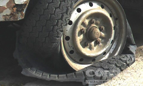 Công an nổ súng khống chế xe tải vận chuyển gỗ lậu