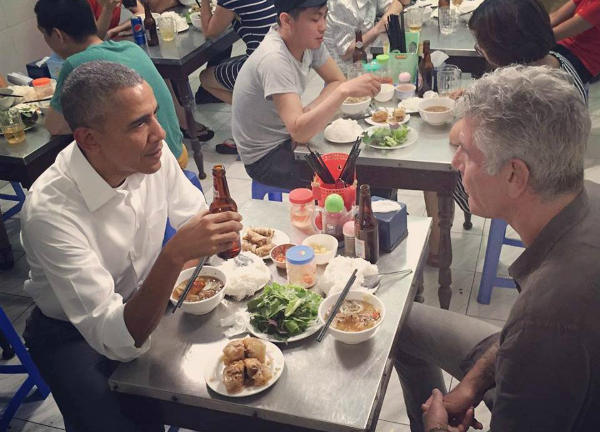 T?ng th?ng Obama ?n b�n ch? tr�n ph? c? H� N?i