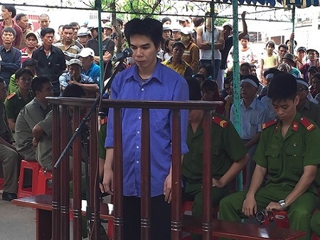 V? b? h�nh hung, ch?ng ?�m ch?t kh�ch mua d�m