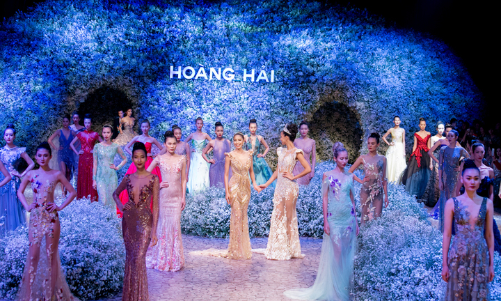 Ph?m H??ng xinh ??p, r?ng r? h?i ng? Hoa h?u Ph�p
