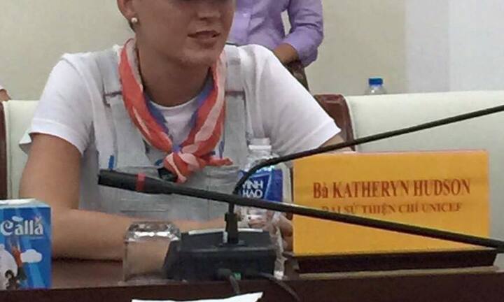 Katy Perry b� m?t ??n Vi?t Nam l�m t? thi?n 