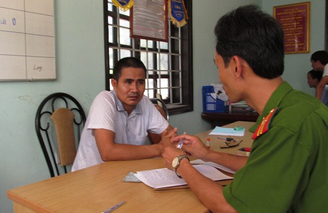 G� trai b?t c�c tr? em, t?ng ti?n ng??i c?u mang su?t 10 n?m