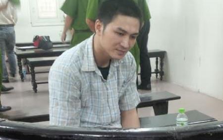 Bị dừng xe, tài xế lái ô tô kéo lê CSGT hàng chục mét