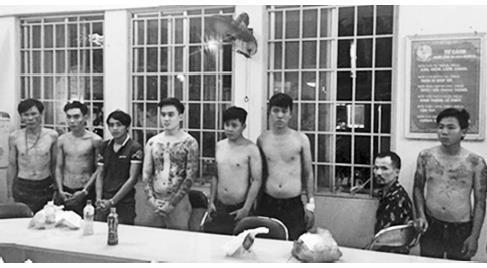 Cuộc chơi của những ông trùm: Những tour du lịch “tù”