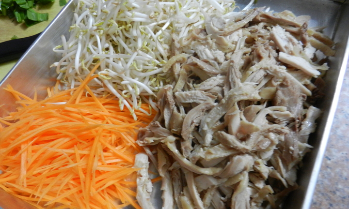 Phá tan cơn nóng mùa hè với nộm gà xé phay