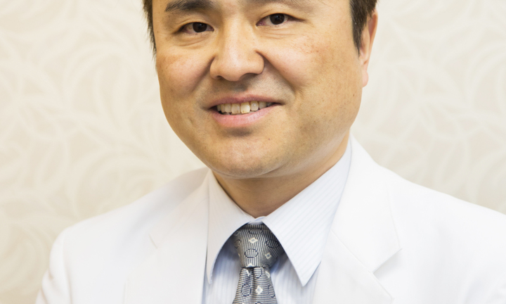 Hy hữu người đàn ông chạy bộ mở đường cho xe cứu thương