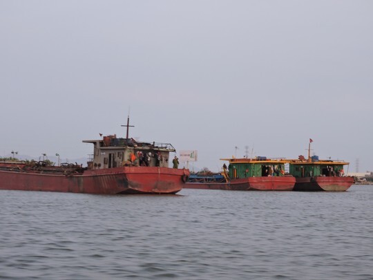 Hàng trăm cảnh sát đột kích bắt  "cát tặc " ngoài khơi biển Vũng Tàu
