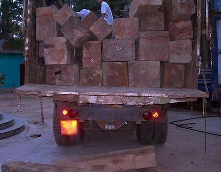 Bắt quả tang vụ vận chuyển trái phép 8m3 gỗ quý hiếm