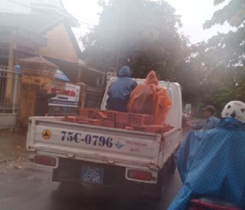 Huế: Dùng xe công để chở gạch cho... chủ tịch