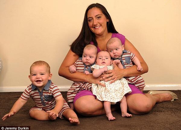 Người phụ nữ Anh sinh 4 đứa con trong 9 tháng