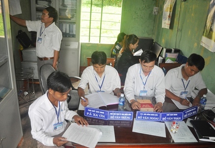 Chuyện lạ công sở: 5 cán bộ ngồi chung một bàn làm việc