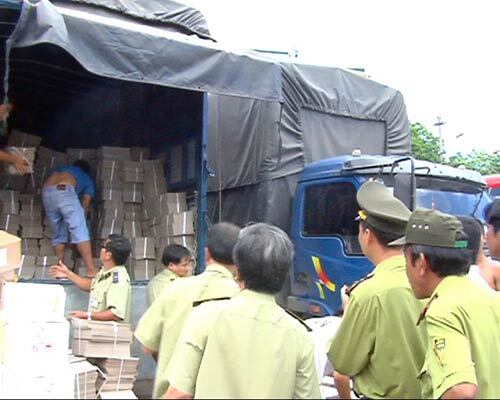 Xe tải chở gỗ lậu ngụy trang bằng vỏ thùng bia