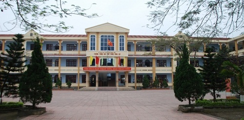 Bị ghi vào sổ đầu bài, nữ sinh lao vào đánh cô giáo ngay tại lớp