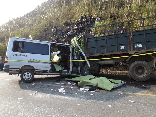 Cận cảnh hiện trường vụ tai nạn thảm khốc tại Thanh Hóa