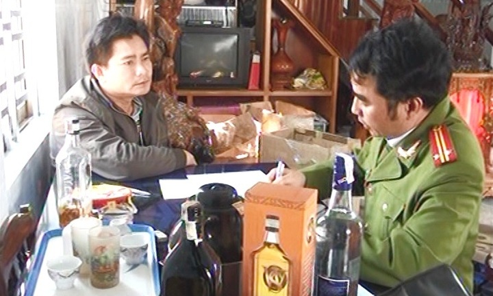 Phát hiện lò sản xuất rượu ngoại giả trong nhà 