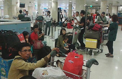 Hàng trăm hành khách gây náo loạn tại sân bay Tân Sơn Nhất