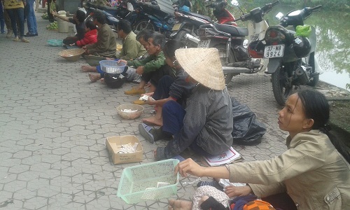 Đầu năm mới, ăn xin “bủa vây” cổng đền, chùa