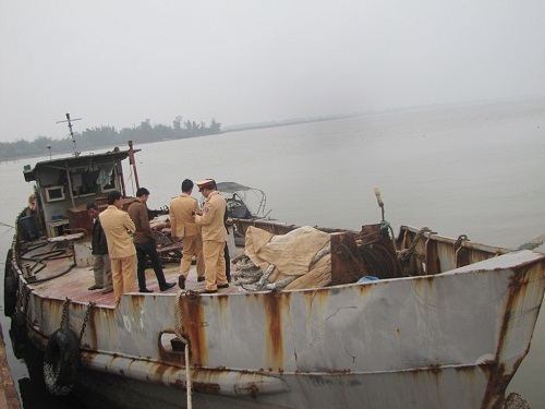 Bắt giữ tàu hết hạn đăng ký kiểm định chở đầy dầu diesel