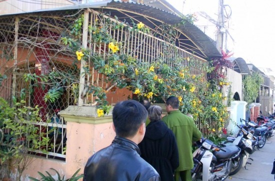 Bí ẩn nam thanh niên chết trong tư thế treo cổ trước hiên nhà