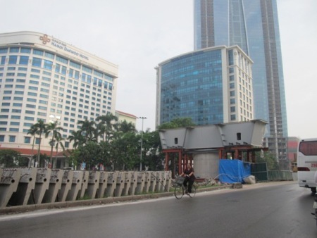 Thanh giằng cầu vượt nặng hàng tấn rơi xuống đường