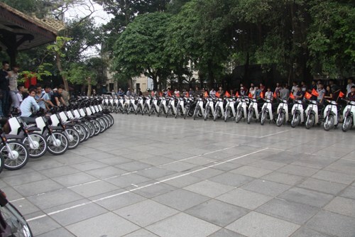Hàng trăm xe Dream “náo loạn” đường phố Hà Nội