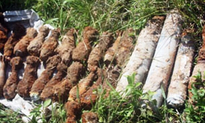 Tàn phế vì đào phải bom mìn