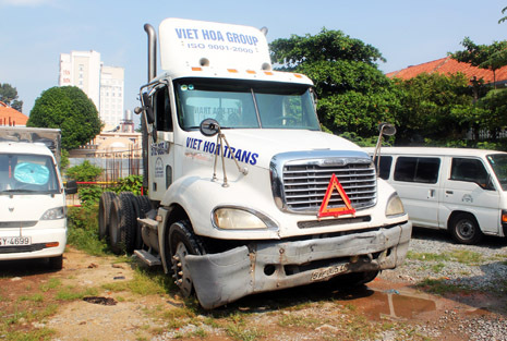 Mất lái, xe đầu kéo “đại náo” giữa đêm