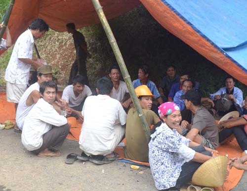 Hàng trăm người vây hiện trường DN chôn giấu thuốc trừ sâu