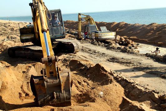 Khẩn trương xây tuyến kè bảo vệ hàng trăm hộ dân