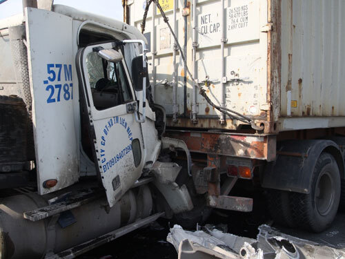  Xe bồn đâm container, cầu Phú Mỹ ùn tắc 8 giờ