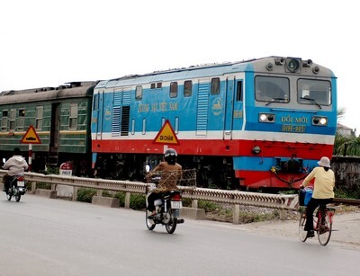 Bị tàu lửa cán đứt cánh tay vì cố với nhặt bóng