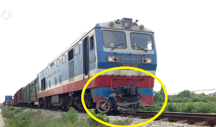 Tàu đâm xe máy, nạn nhân bị hất bay hàng chục mét