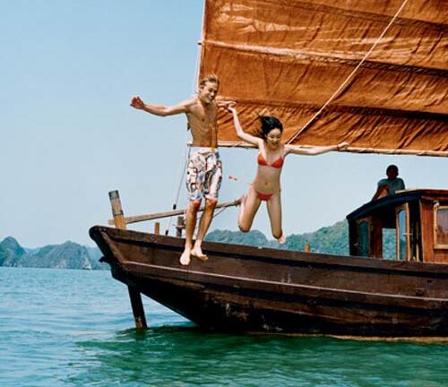 Bảo Hòa “mát mẻ” cùng tài tử Hollywood ở VN