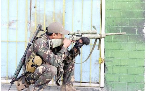 Xem lính Philippines đấu giáp lá cà với phiến quân