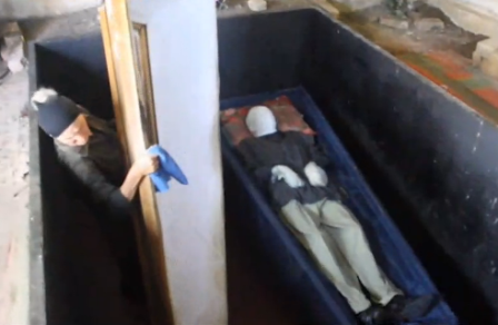 Mẹ ướp xác con suốt 18 năm