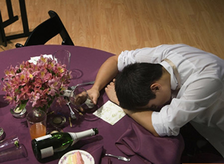 Rượu vào hóa thành quỷ dữ trên giường tân hôn