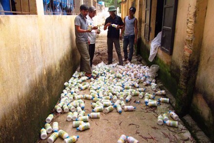 Vụ chôn thuốc trừ sâu: Dân đội mưa gác... hiện trường