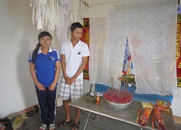  Tương lai mờ mịt của hai chị em mồ côi.