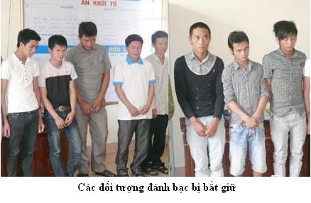 Bắt quả tang 12 đối tượng đánh bạc