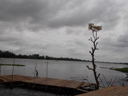 Hồ nước cứ đêm là văng vẳng tiếng khóc của trẻ con