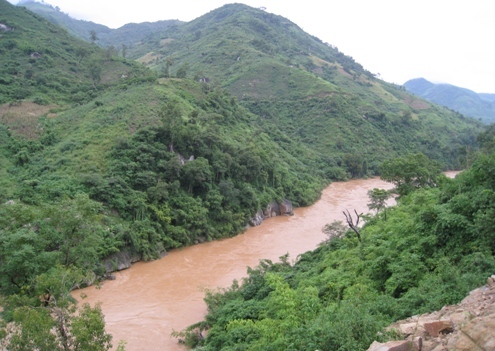 Lật thuyền ở thượng nguồn sông Mã, 2 người mất tích