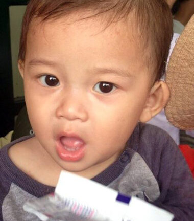 Bé trai 1 tuổi bị bỏ rơi ở bến xe