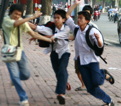 Dùng dao, “xử nhau” trước cổng trường