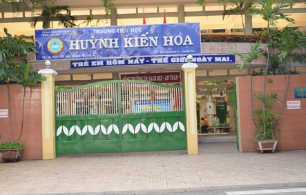 Vừa tan học, bé gái 8 tuổi bị đâm liên tiếp vào đầu, tay