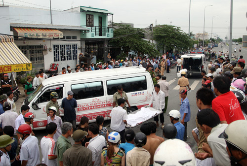Xe đón học sinh đâm chết hai vợ chồng đi tập thể dục